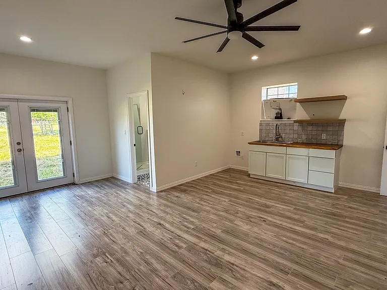 200 N Sorrells Rd — Photo 3