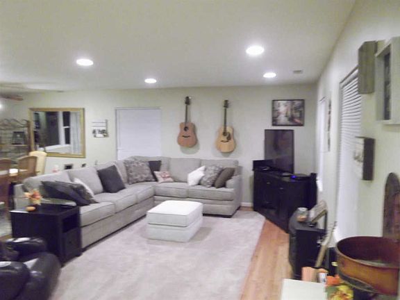 4th image of 1398 Emerson Ln