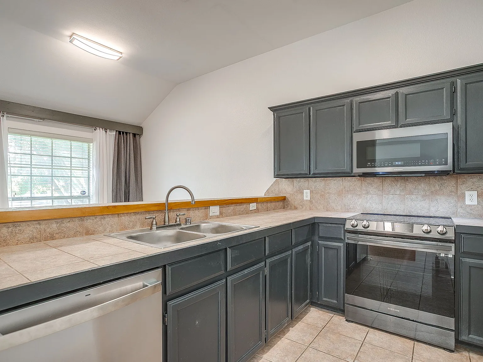 5323 Northridge Blvd — Photo 2