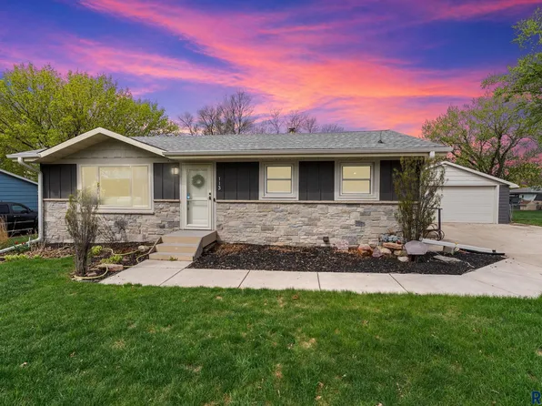 113 S 5th Ave, Brandon, SD 57005