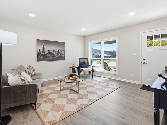 3rd image of 314 Evans Ct