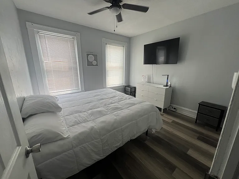 915 Perry St — Photo 17