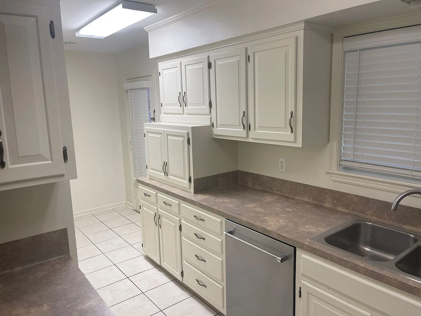 Four Bedroom, Two Bathroom , Brick House, Two Carport. — Photo 4