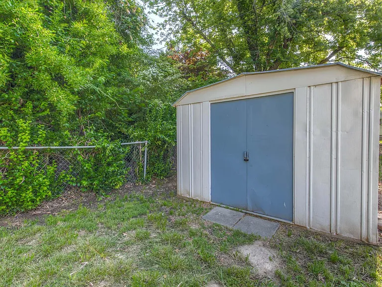 1621 S Ash Pl — Photo 31