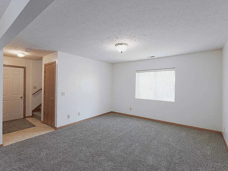 5400 S 32nd St — Photo 23