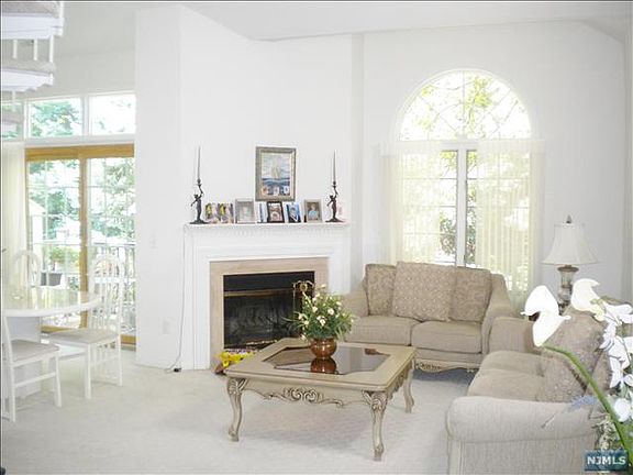 2nd image of 147 Surrey Ct