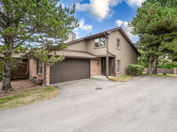 11 Indian Trail Dr, Westmont, IL 60559