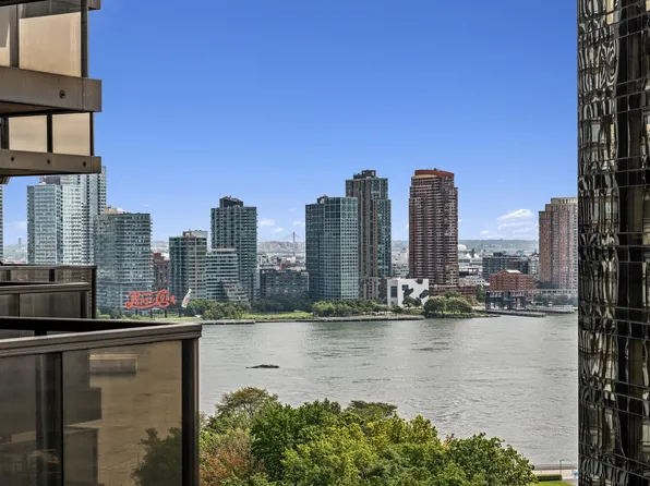 100 United Nations Plaza image 5 of 6