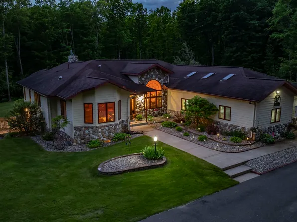 2093 W Division St, Iron River, MI 49935