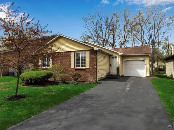 231 Brockmoore Dr, East Amherst, NY 14051