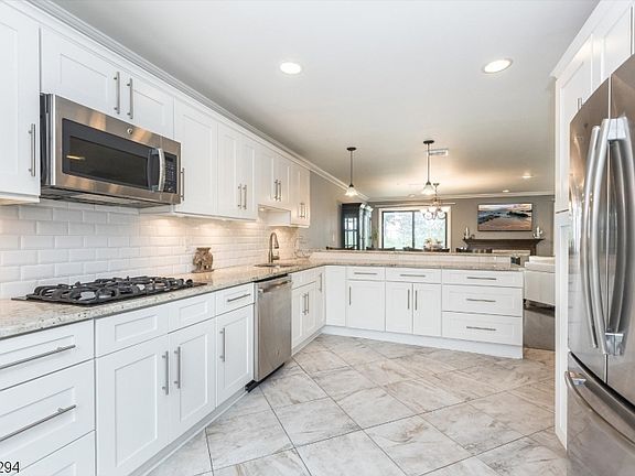 5th image of 64 Vacca Dr