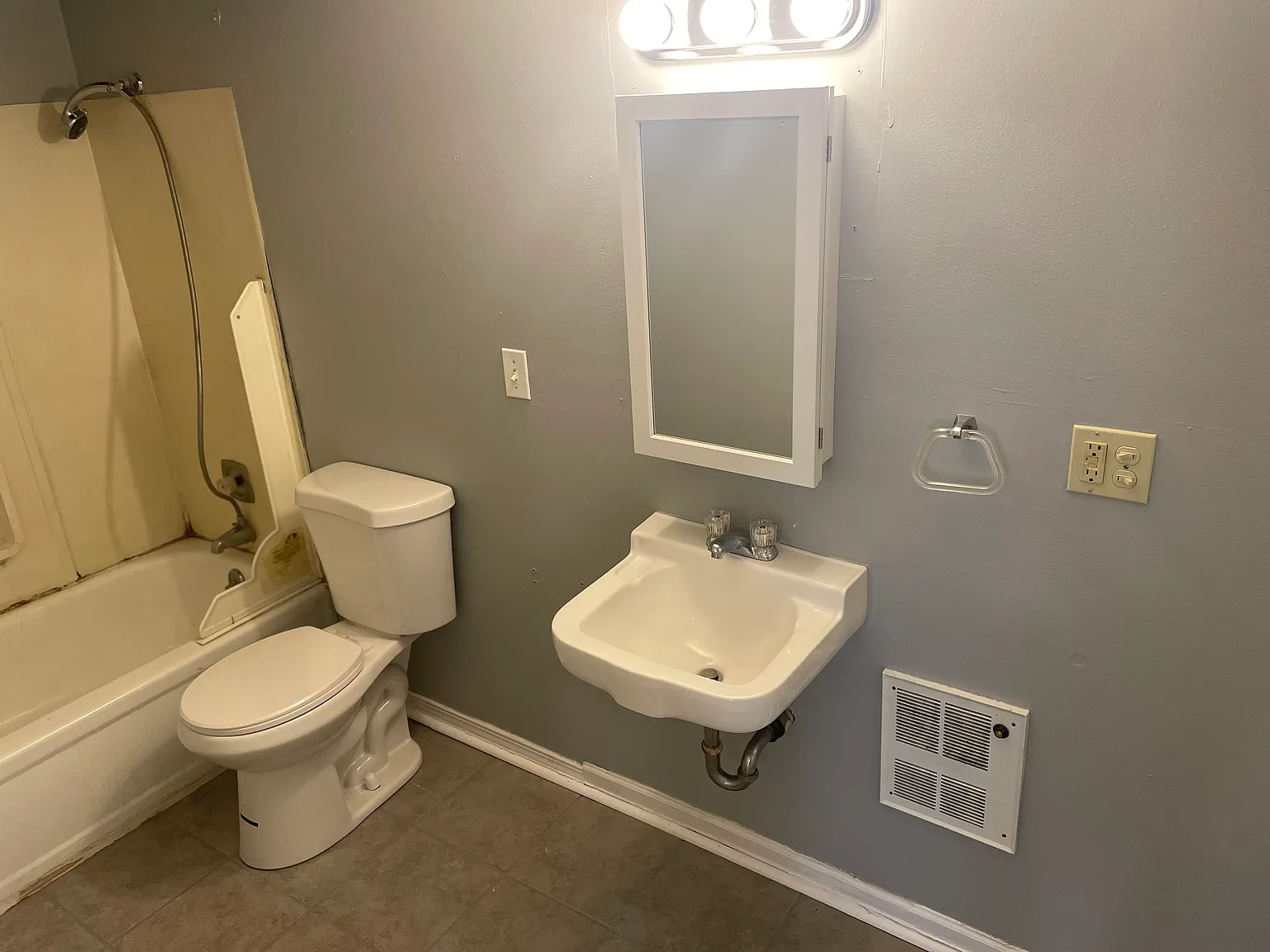 Studio, $650 — Photo 2
