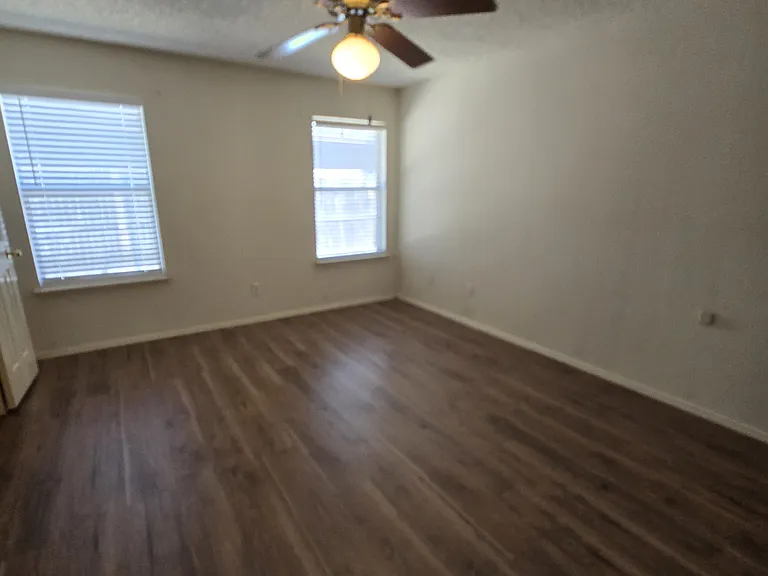 8028 Clear Brook Cir — Photo 9