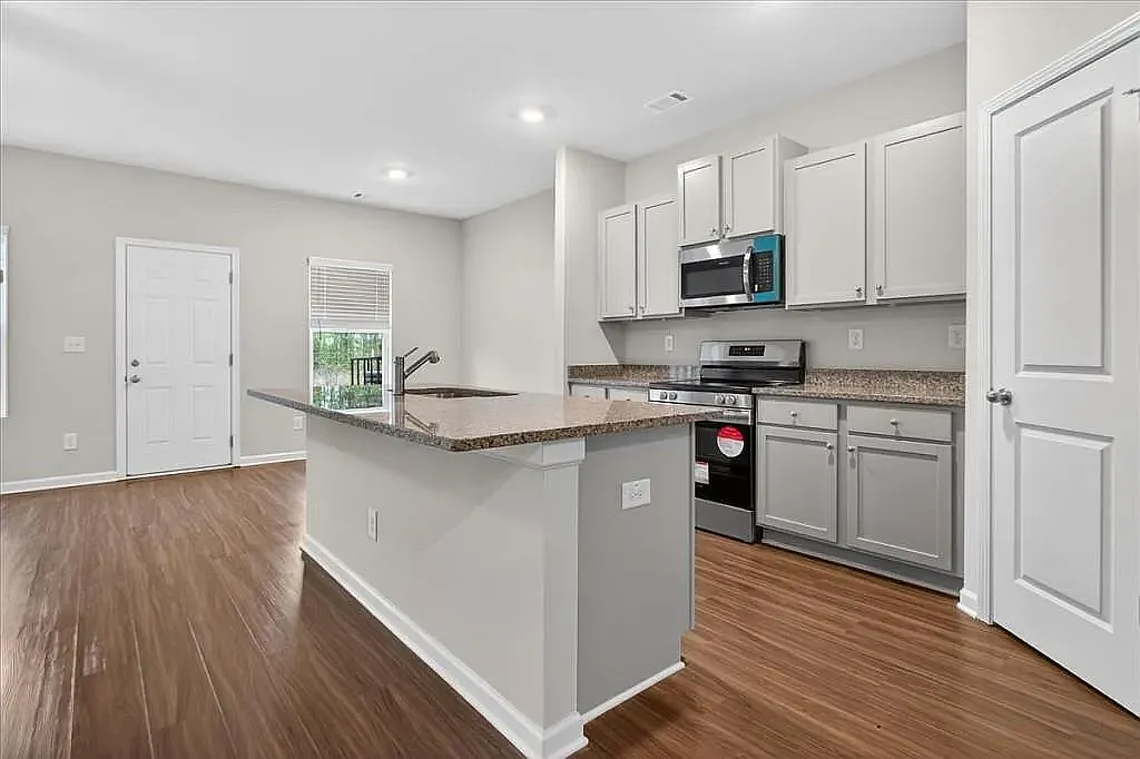 3 bed, 1665 sqft, $1,800 — Photo 4