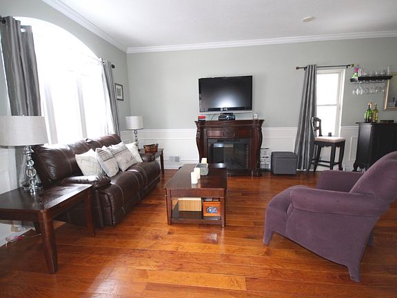 5th image of 416 Yetman Ave