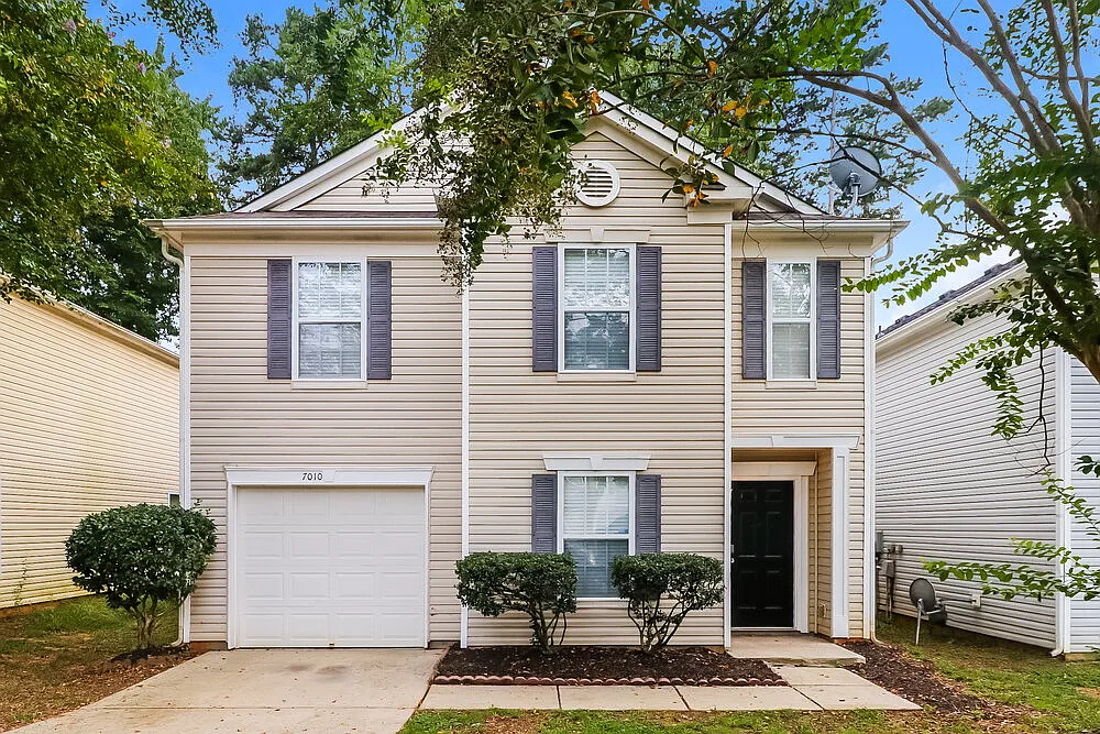 3 bed, 2.5 bath, 2305 sqft, $2,540 — Photo 1