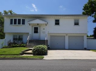 54 Westminster Ln, West Islip, NY 11795