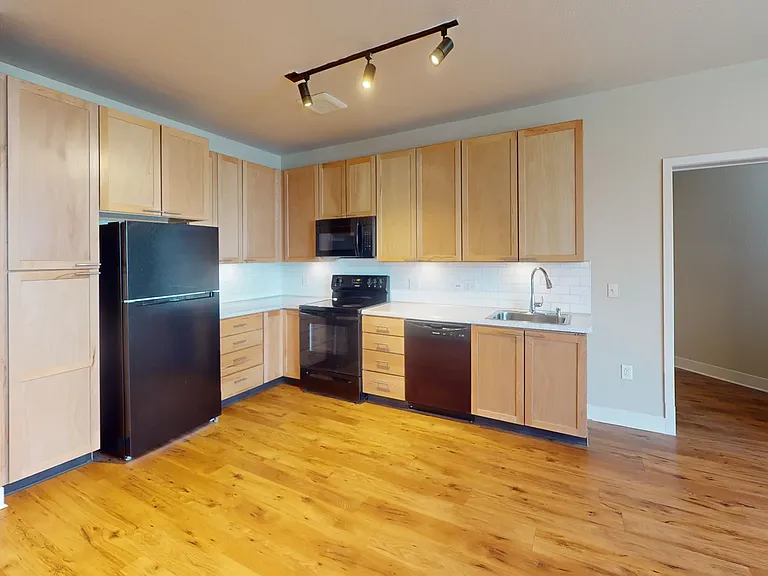 5190 Broadway — Photo 3