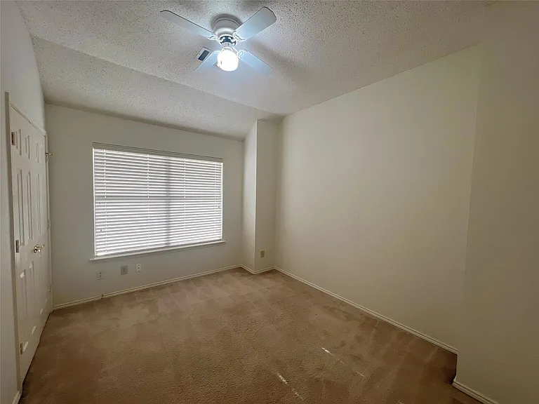 825 Ashford Dr — Photo 3