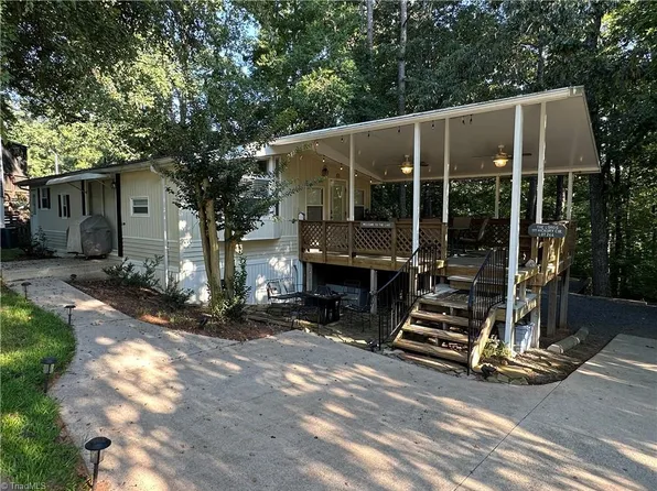 111 Hickory Cir, New London, NC 28127