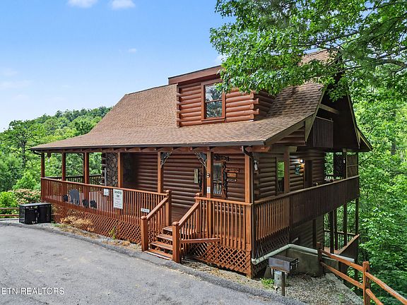 2nd image of 1944 E Mountain View Way
