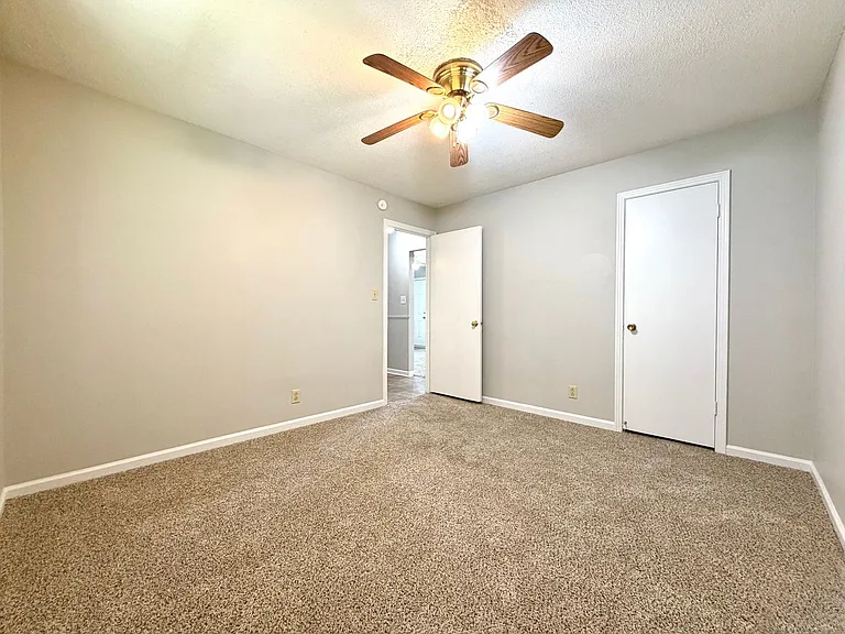 Bancroft Circle Apartments — Photo 24