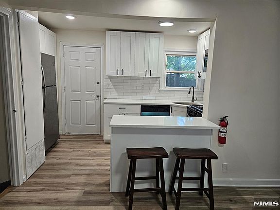 5th image of 281 Marion Ave