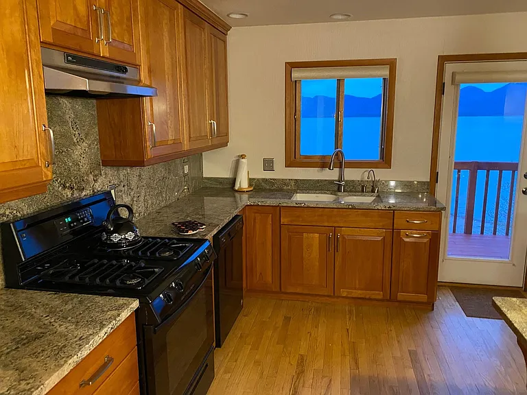540 Shoreline Dr — Photo 4