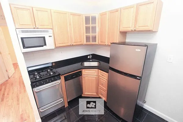 Rented by Jonis Realty | media 14