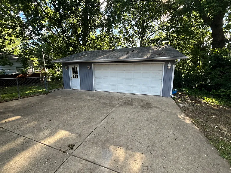1005 Summer St — Photo 3