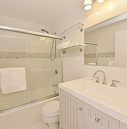 2nd image of 150 W 51st St APT 1022