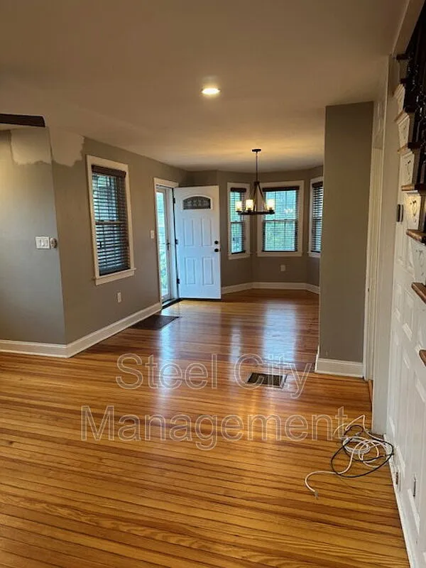 3 bed, 1.0 bath, 1100 sqft, $1,700 — Photo 4
