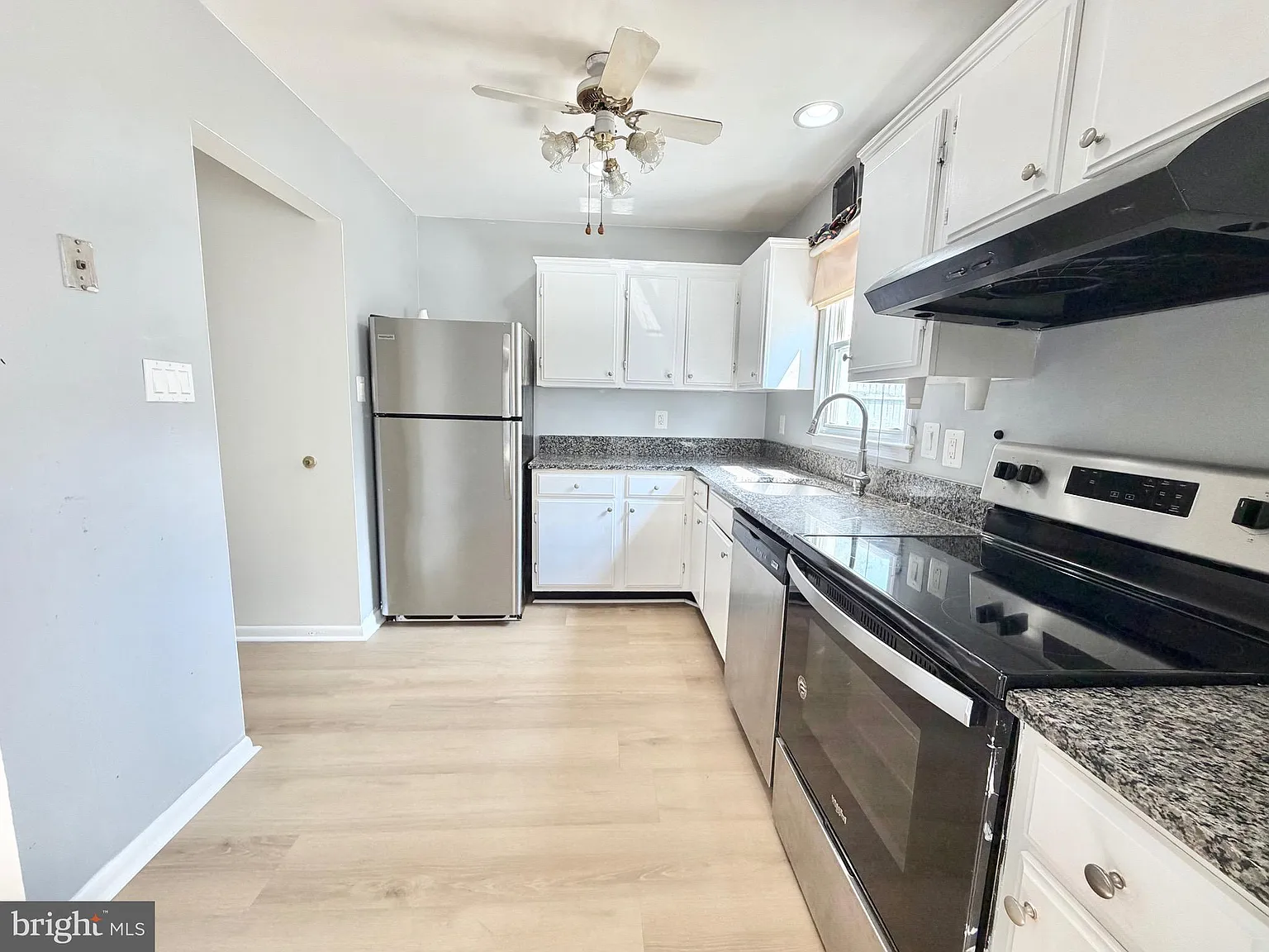 3 bed, 1.5 bath, 1056 sqft, $2,400 — Photo 4