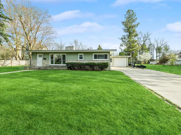 211 Randall PLACE, Elkhorn, WI 53121