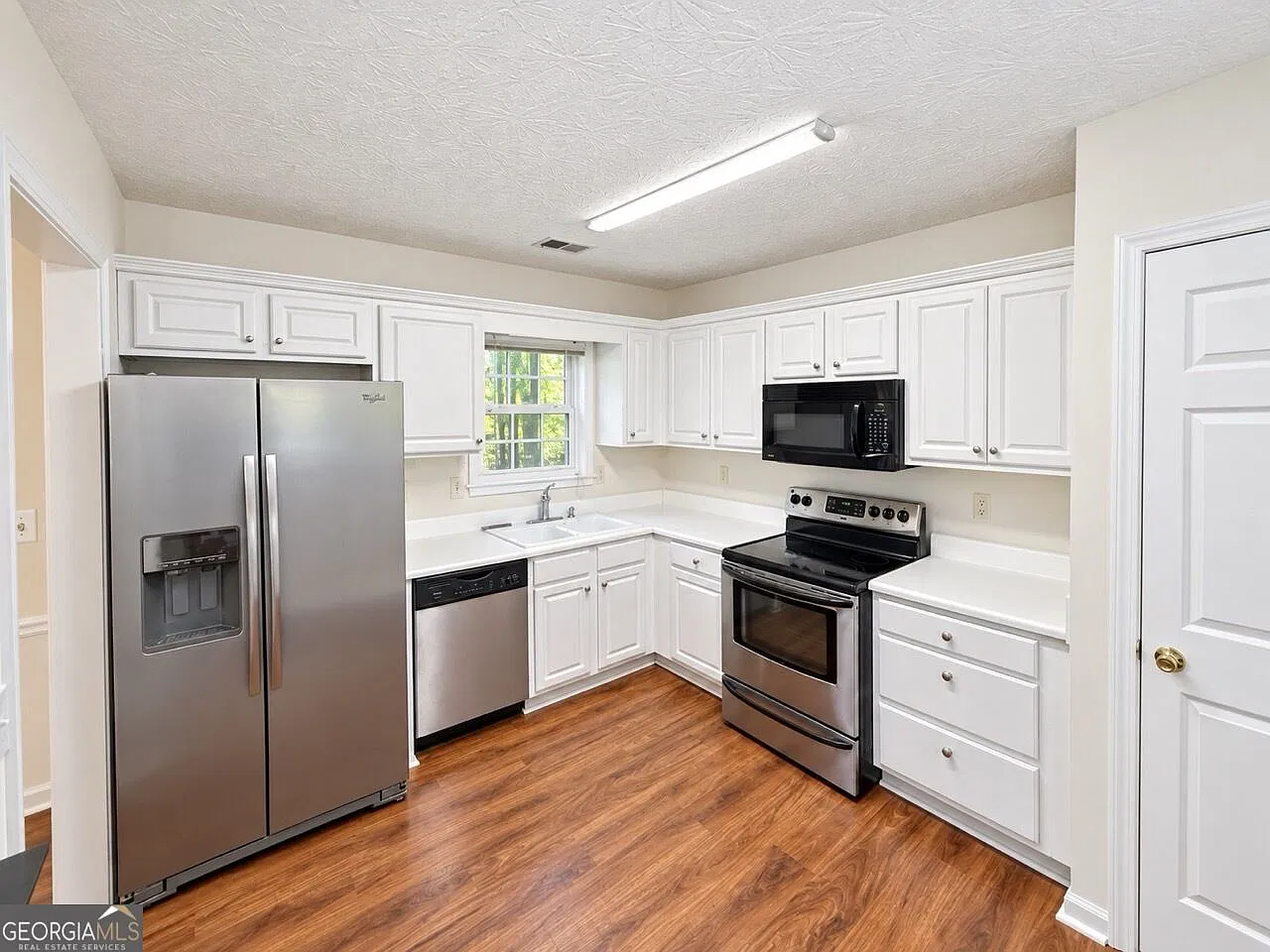 3 bed, 3.0 bath, 2189 sqft, $1,900 — Photo 4