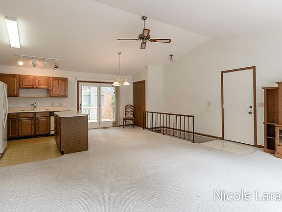 5th image of 16362 Robbins Rd