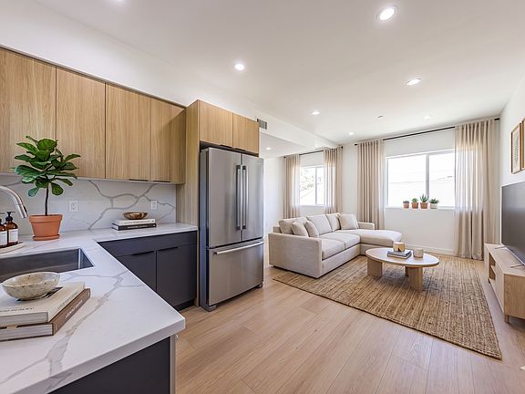 4th image of 2847 S Victoria Ave #2849-1/2