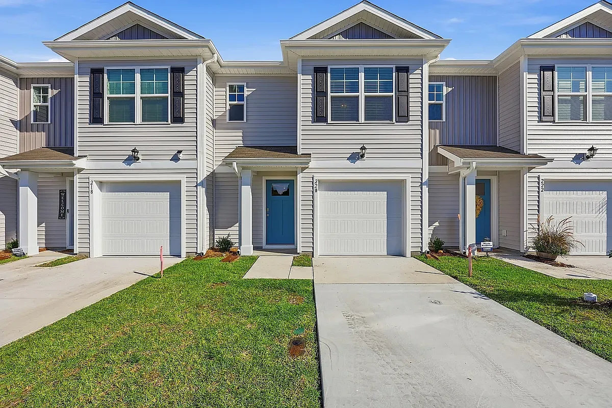 3 bed, 2.5 bath, 1418 sqft, $1,950 — Photo 1