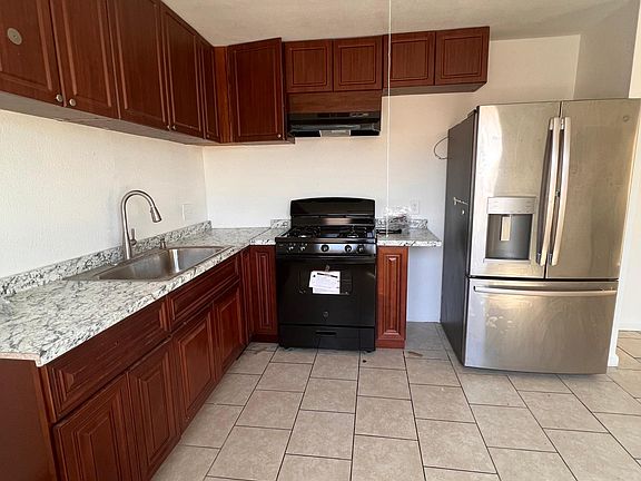 3rd image of 2933 Columbine St