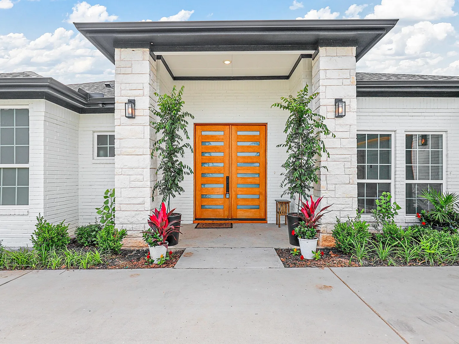 4 bed, 2902 sqft, $4,000 — Photo 1