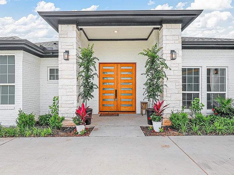 4013 Legend Trl — Photo 1