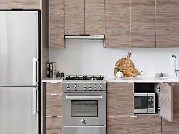 2nd image of 555 W 38th St #3902