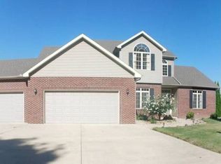 26 Sand Lake Rd, Monticello, IL 61856