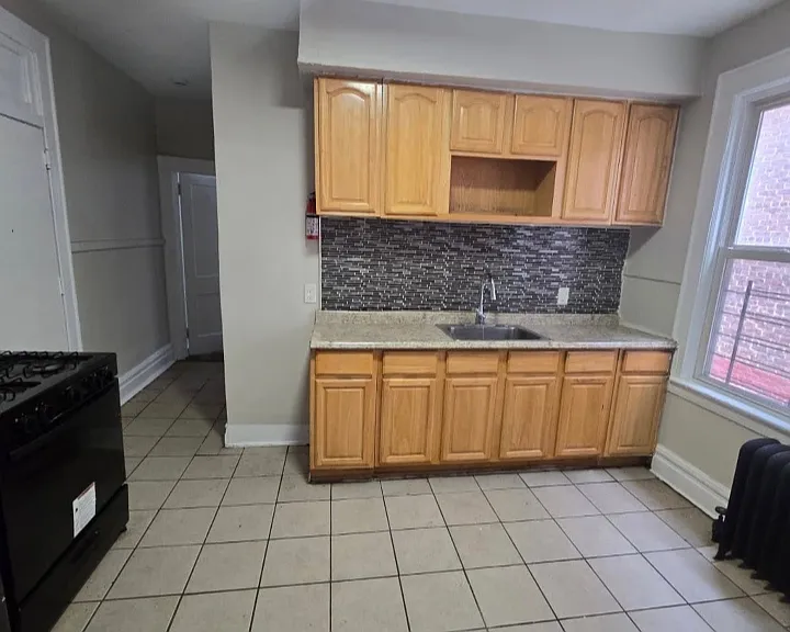81 Montgomery Ave #2L — Photo 7