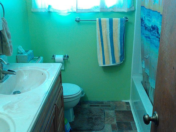 Main bathroom(full)