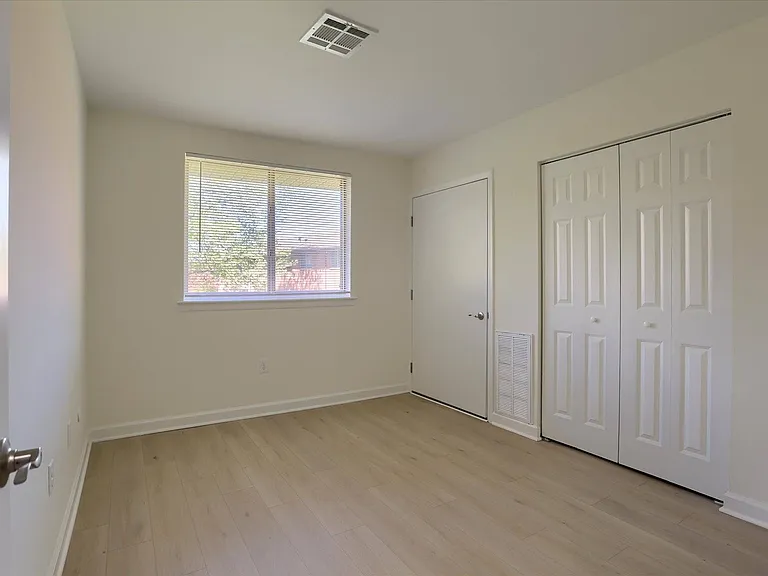 Twin Lakes Apartments — Photo 35