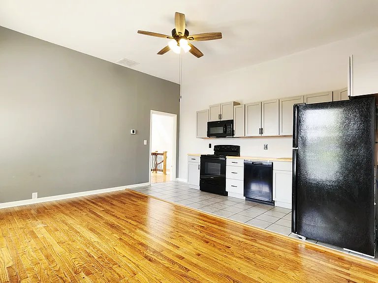 331 E 2nd St #C — Photo 4