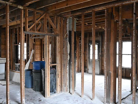 5th image of 704 Riverside Ave