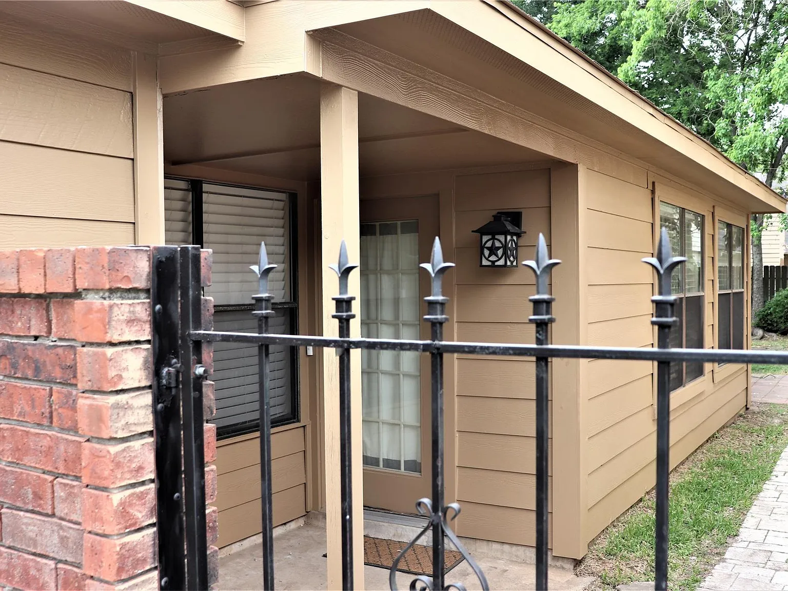 2 bed, 2.0 bath, 1302 sqft, $1,795 — Photo 2