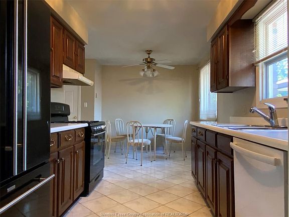 3rd image of 2951 Saint Clair Ave